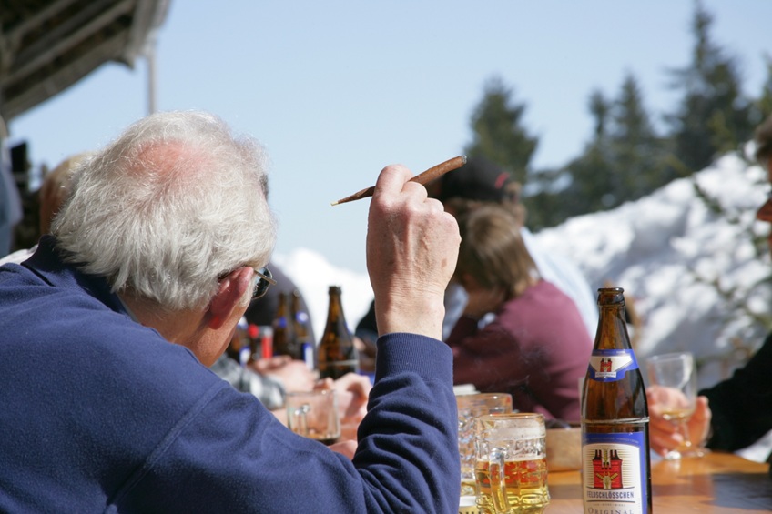 Fotografie Marc Keller Alpgemütlichkeit Gesellschaft Wissboden feldschlösschen bier villiger-stumpen beizentisch