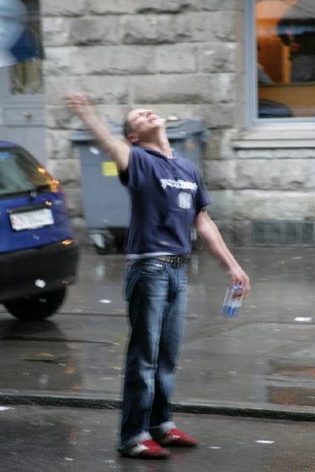 männlicher fan des fc zürich schingt eine Fahne im Regen, nachdem sein club nach 25 jahren Pause im Jahr 2006 wieder Meister wurde fotografie marc keller