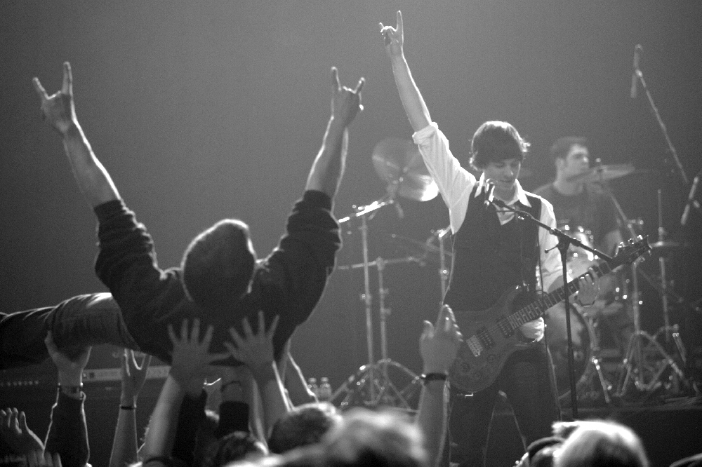 Bühnenaufnahme schwarz-weiss band in rock-poste mit stage diving Fotografie Marc Keller