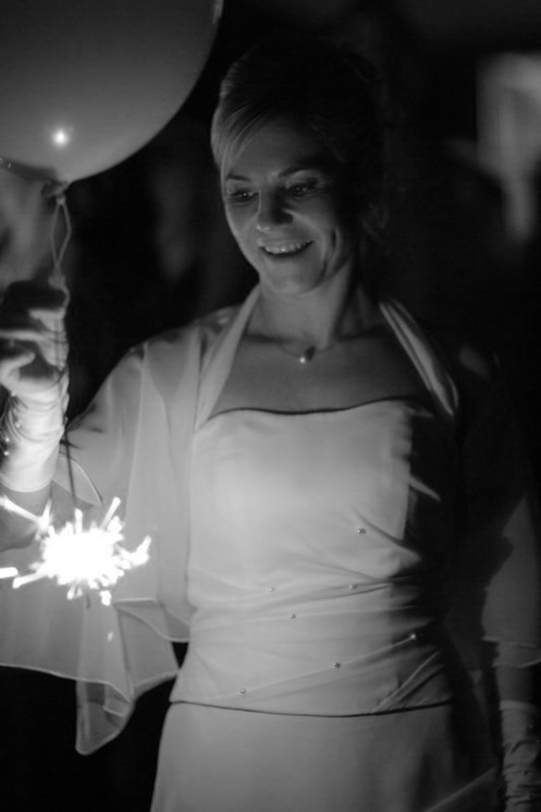 hochzeitsfotografie schwarz-weiss braut draussen in der Nacht mit ballon mit wunderkerze