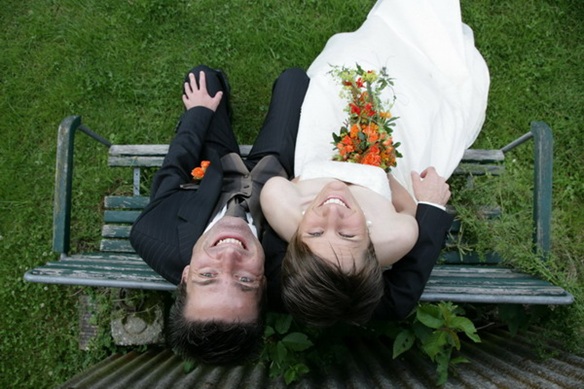 hochzeitspaar sitzt auf einer Bank von senktrecht oberhalb fotografiert