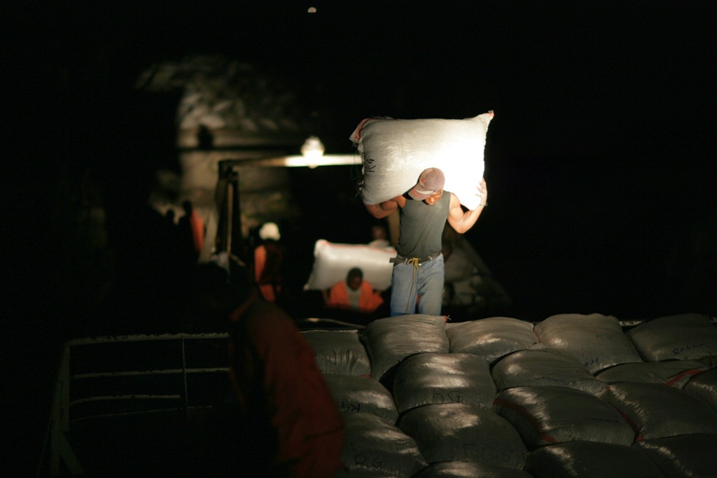 Tansania Lake Vicroria Cargo-Schiff Arbeiter Nacht schwere Ladung auf den Schultern