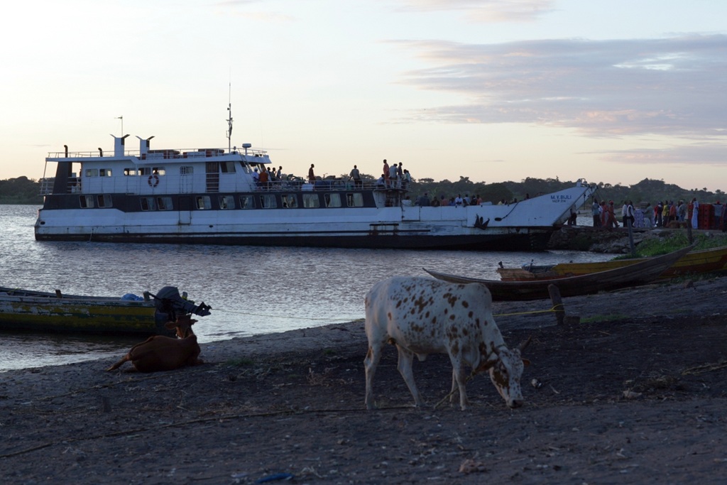 Tansania Lake Vicroria Cargo-Schiff dämmerung
