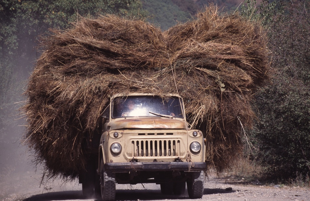 Fotografie Marc Keller Transport Heu Landwirtschaft Alltag Kirgistan