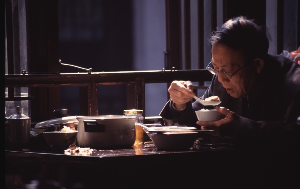 Fotografie Marc Keller Portrait Mann essen China Zhouzhuang